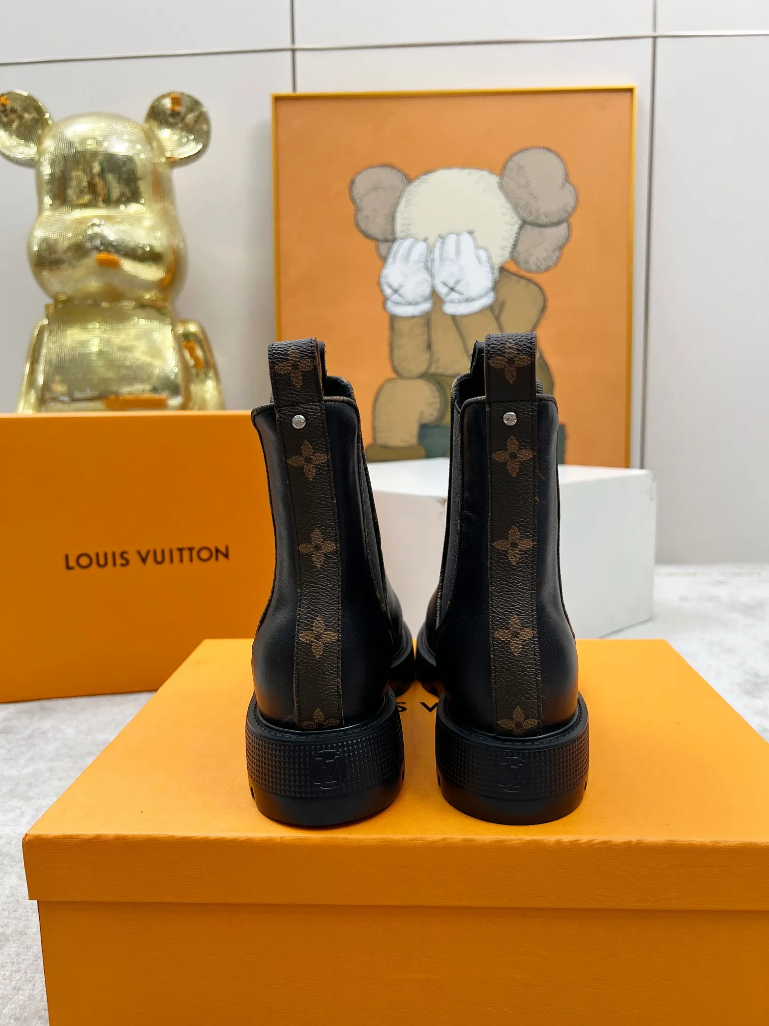 👟👟Ex-factory price 540👟👟 LOUS VUITON 🔥🔥🔥️ The latest short boots model from Louis Vuit 2025 official website, official website 💯 original version 1:1. LV Beaubourg uses calfskin to present a Chelsea-style upper, with a lightweight thick sole. Monogram canvas trim and contrast stitching outline the elastic side panels and seams respectively, cleverly interpreting the balance of strength and softness. It is a fashionable short boot that is comfortable and generous, versatile and very good-looking. Upper: Full-grain calfskin. Lining feet: sheepskin. Color: black/coffee, 35 to 40 yards, (414243 yards can be customized without return or exchange) Bosses are welcome to place orders